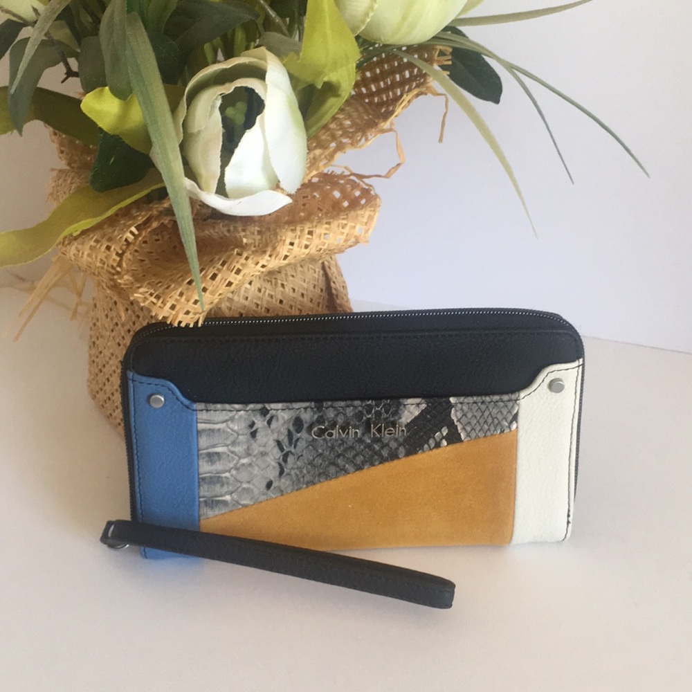 NWT Calvin Klein Davin Zip continental Wallet